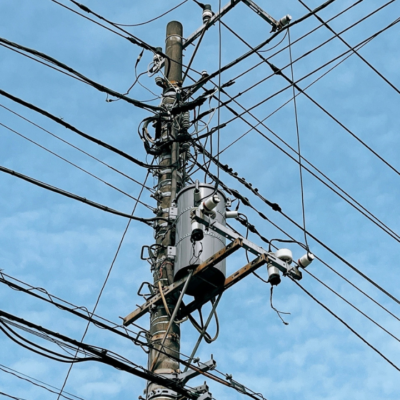 迫る電線