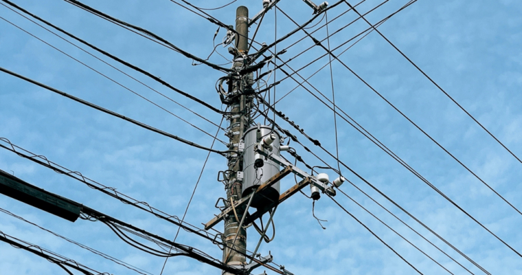 迫る電線