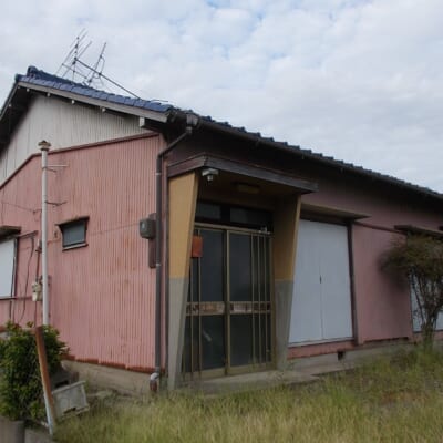 アンテナが倒れたままの空き家