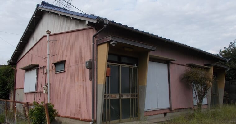 アンテナが倒れたままの空き家